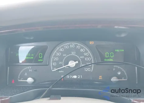 2005 Lincoln Town Car Signature Limited из США, поврежденный, VIN 1LNHM82W15Y610162